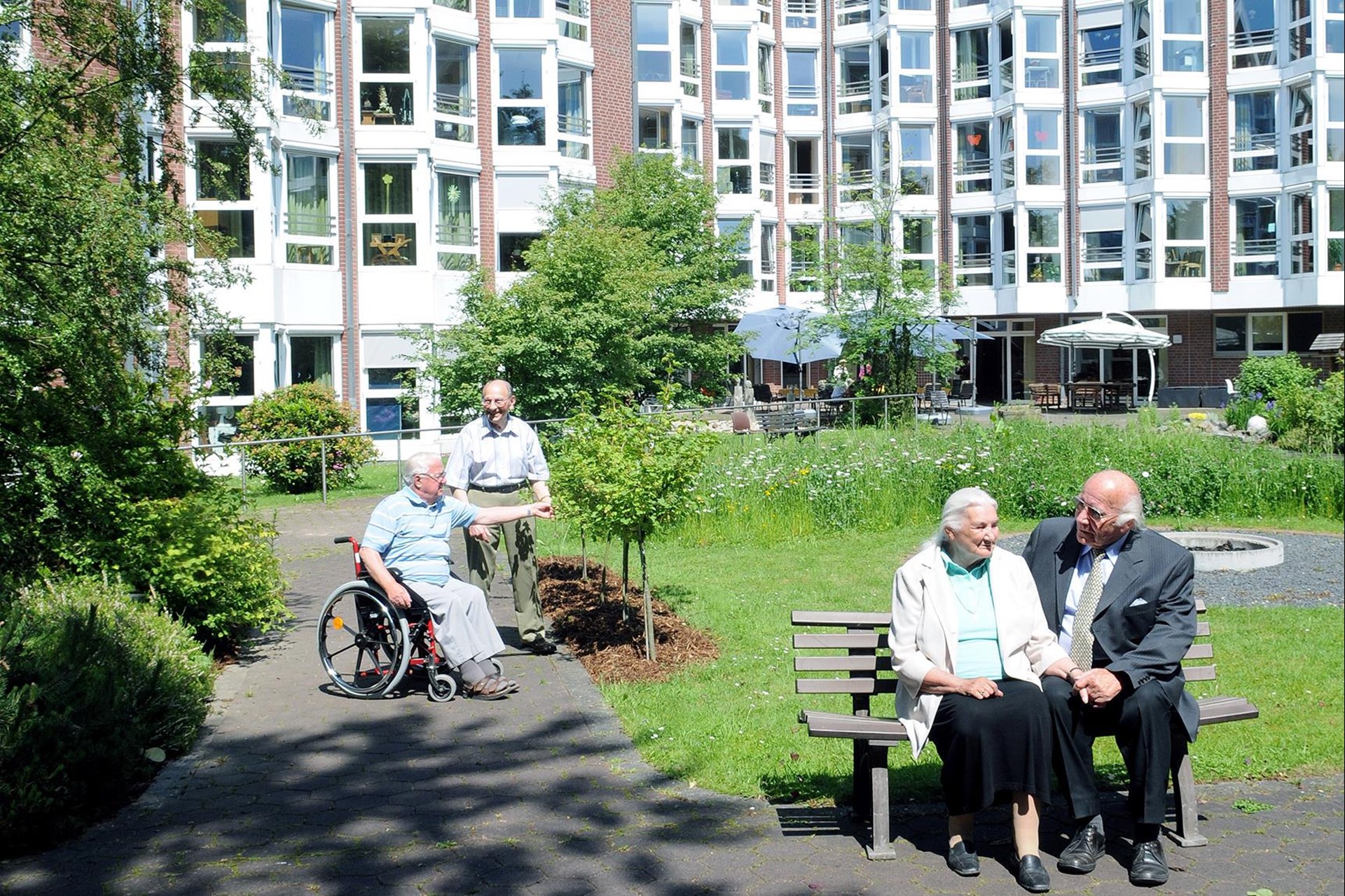 Garten des Caritaszentrums Rheydt mit dem Gebäude im Hintergrund