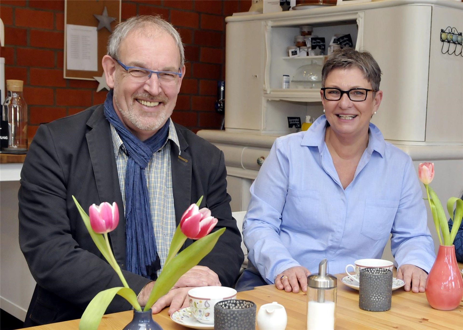 Zwei Mitarbeitende sitzen an einem Tisch im "Café Hennes"