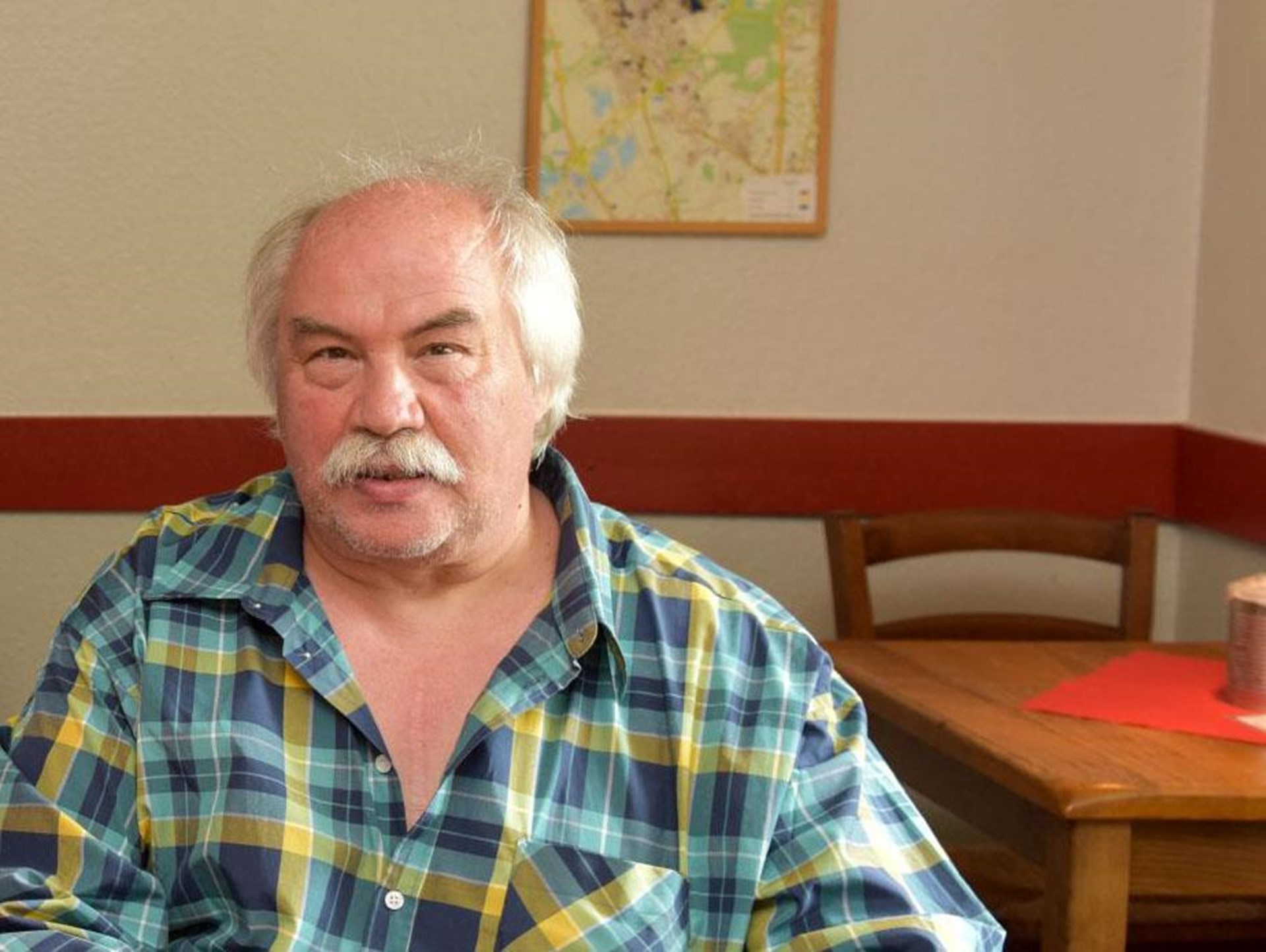 Mann im Essenstreff