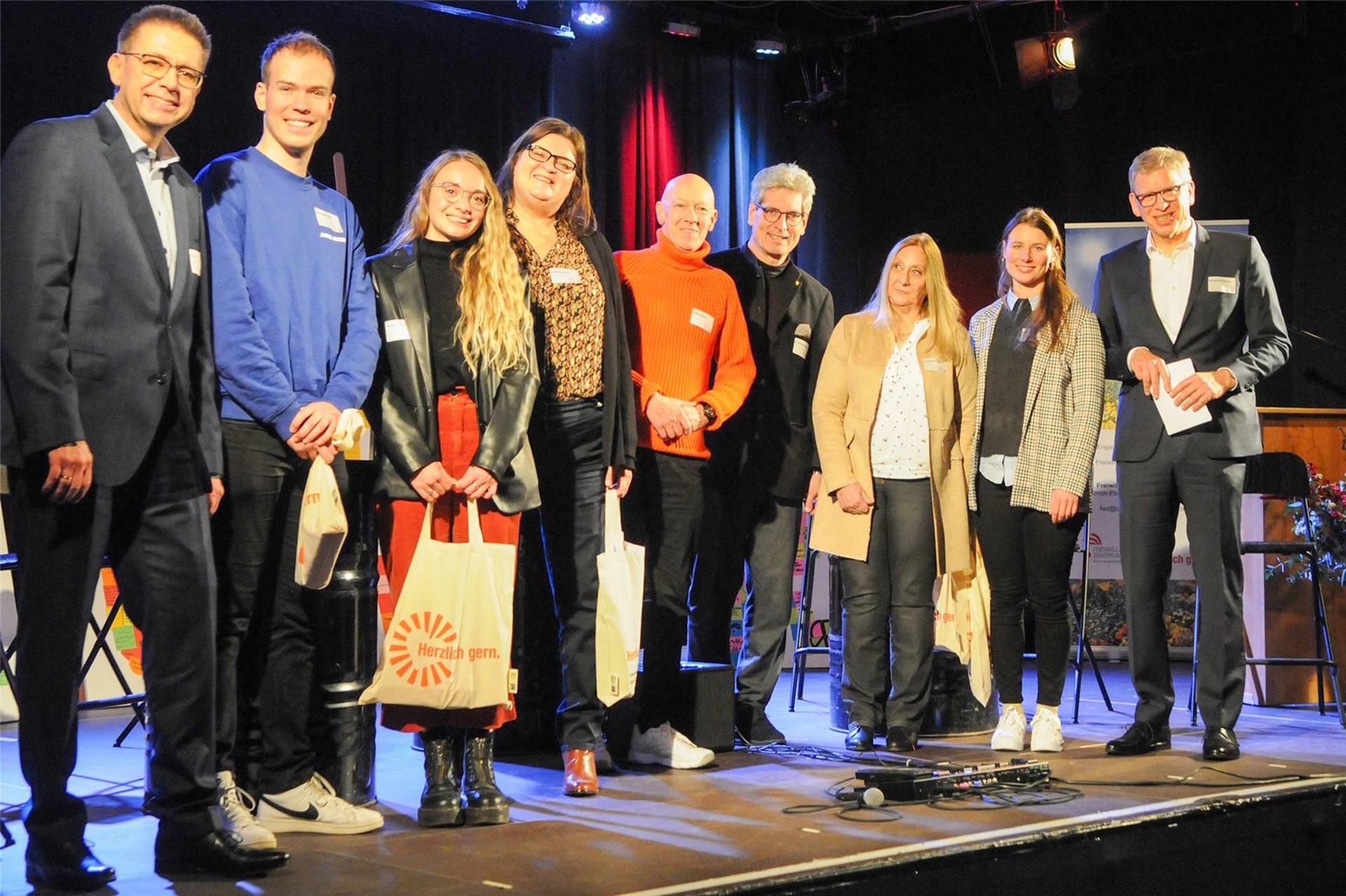 Die Mitwirkenden der Talk-Runde zum Jubiläum des Freiwilligen Zentrums stehen auf der Bühne