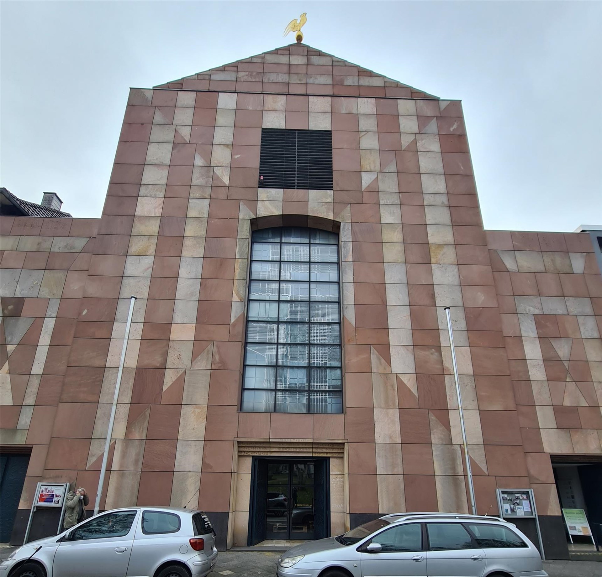 Die Vorderseite der Caritaskirche an der Albertusstraße