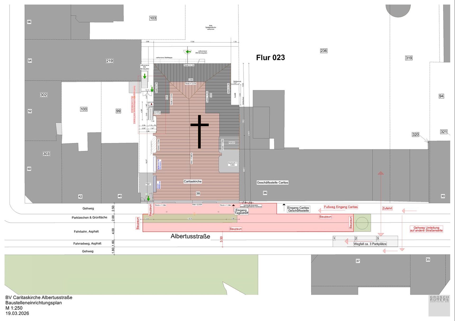 Baustelleneinrichtungsplan der Caritaskirche an der Albertusstraße mit Draufsicht auf Gebäude, Straße und markierte Baustellenbereiche. Rosa schraffierte Flächen kennzeichnen die Baustelle rund um die Kirche mit Kreuzsymbol, während Beschriftungen die Wegeführung, Zugänge und Absperrungen im Umfeld erklären.