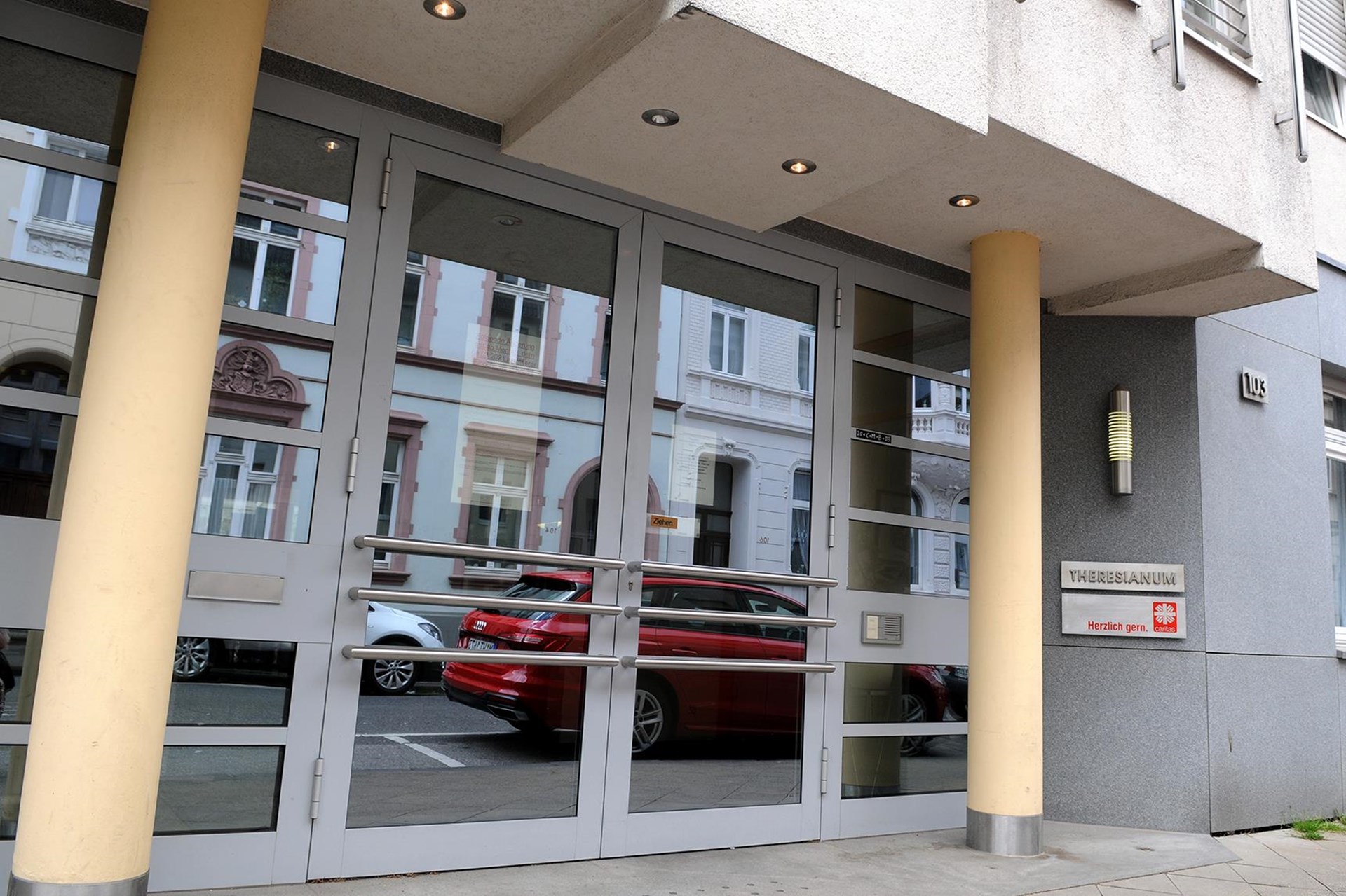 Eingang des Pflegewohnhauses Theresianum