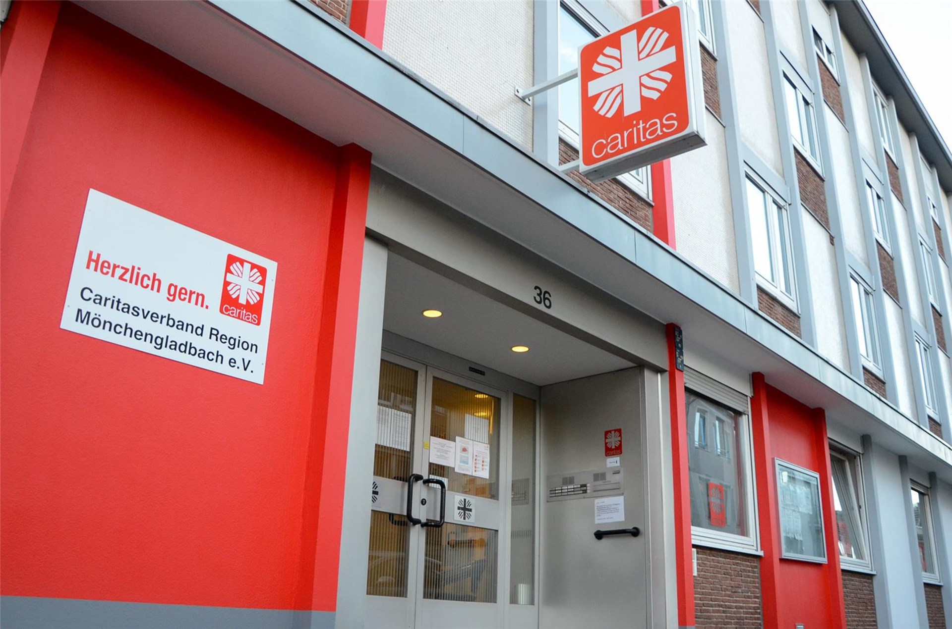 Die Front der Caritas-Geschäftsstelle an der Albertusstraße 36 in Mönchengladbach